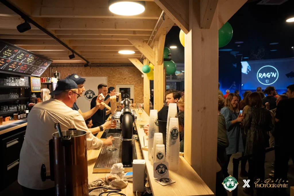 Le bar s'active pendant que le concert bat son plein