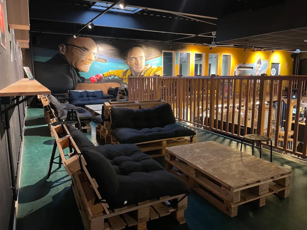 Mezzanine du 359 Brewsquare, offrant un espace supplémentaire au bar, avec vue sur la microbrasserie.