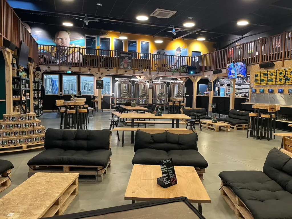 Vue complète de l'intérieur du bar 359 Brewsquare, avec vue sur la mezzanine, la microbrasserie et le wallbeer.