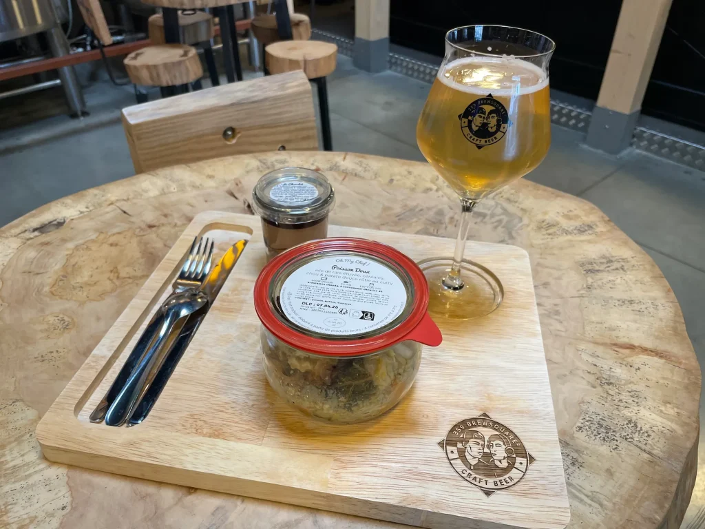 Plateau repas type servi au 359 Brewsquare. Bocaux et desserts cuisinés par Oh My Chef, partenaire Caennais, le tout accompagné d'une bière. Du bon, du local !