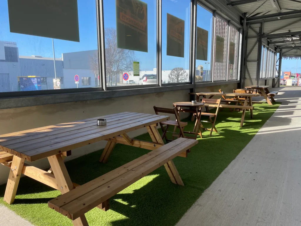 La coursive du 359 Brewsquare vous permet de profiter de vos boissons et planches locales à l'extérieur, de beau comme de mauvais temps.